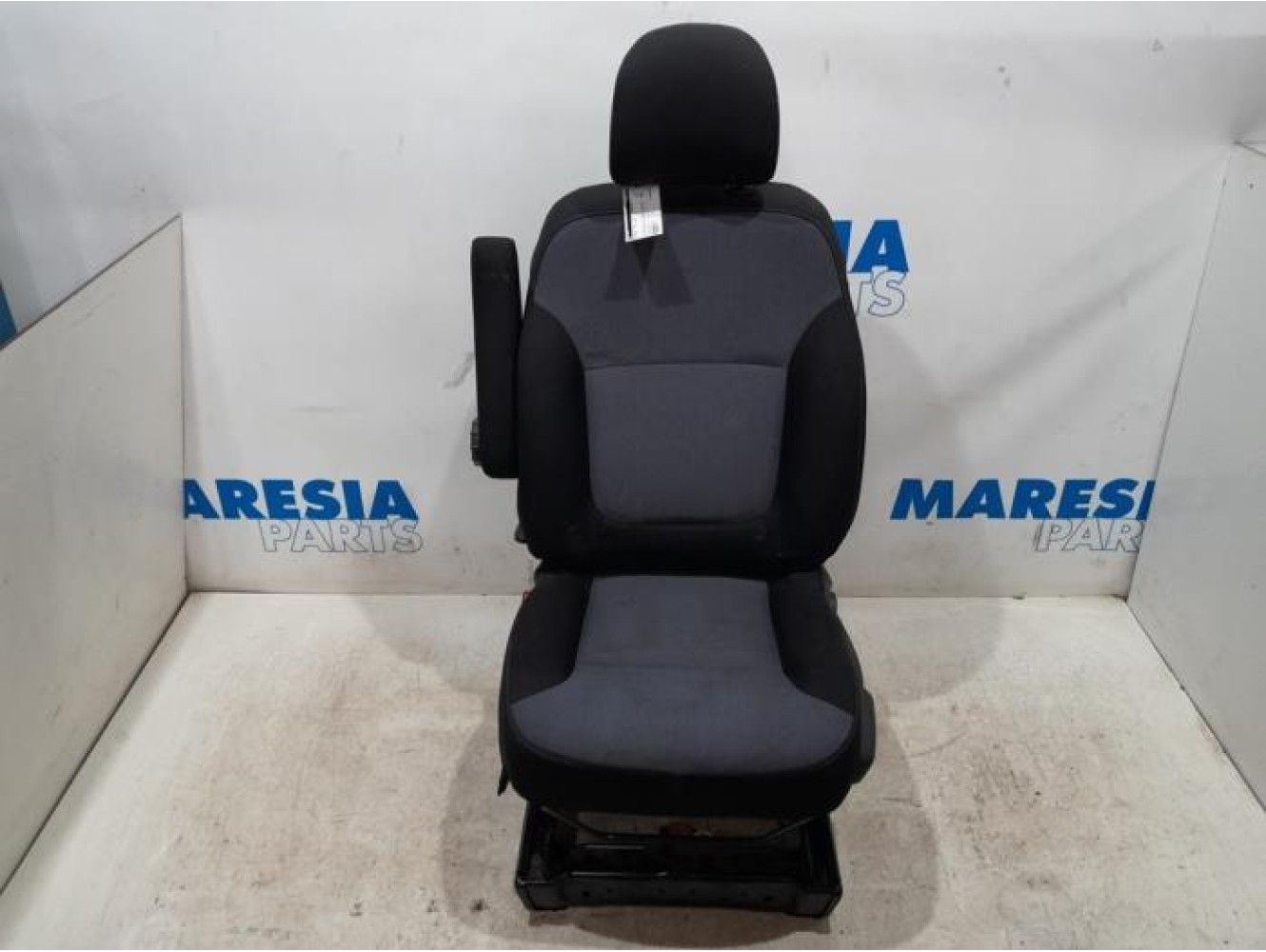 Opel - Vivaro - Sitz links