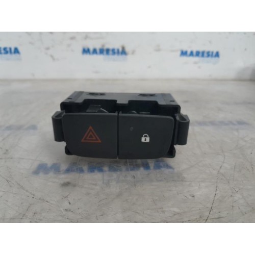 Opel - Vivaro - Panic lighting switch