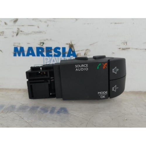 Opel - Vivaro - Steering wheel mounted radio control