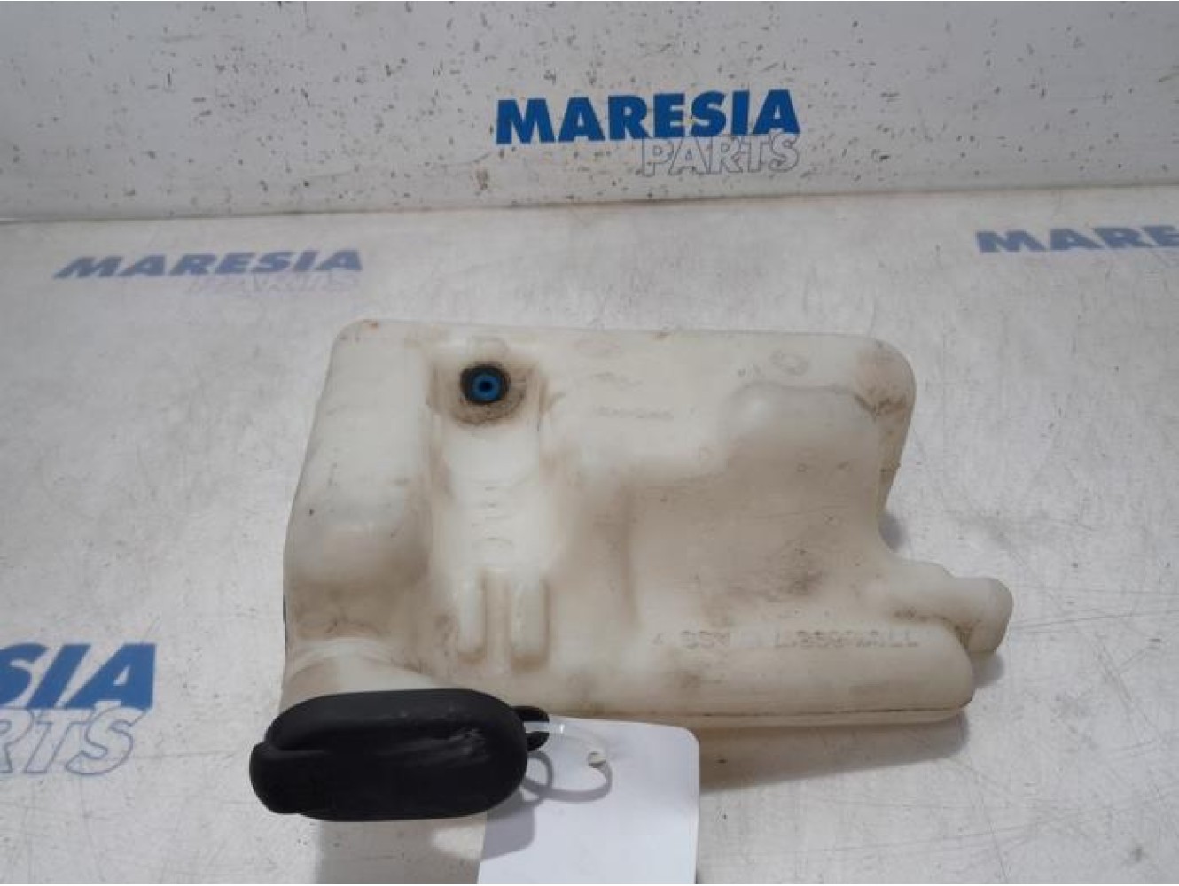 Renault - Twingo - Front windscreen washer reservoir