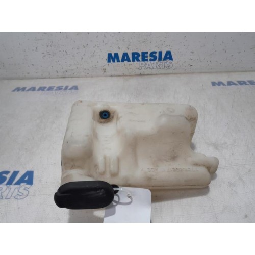 Renault - Twingo - Front windscreen washer reservoir