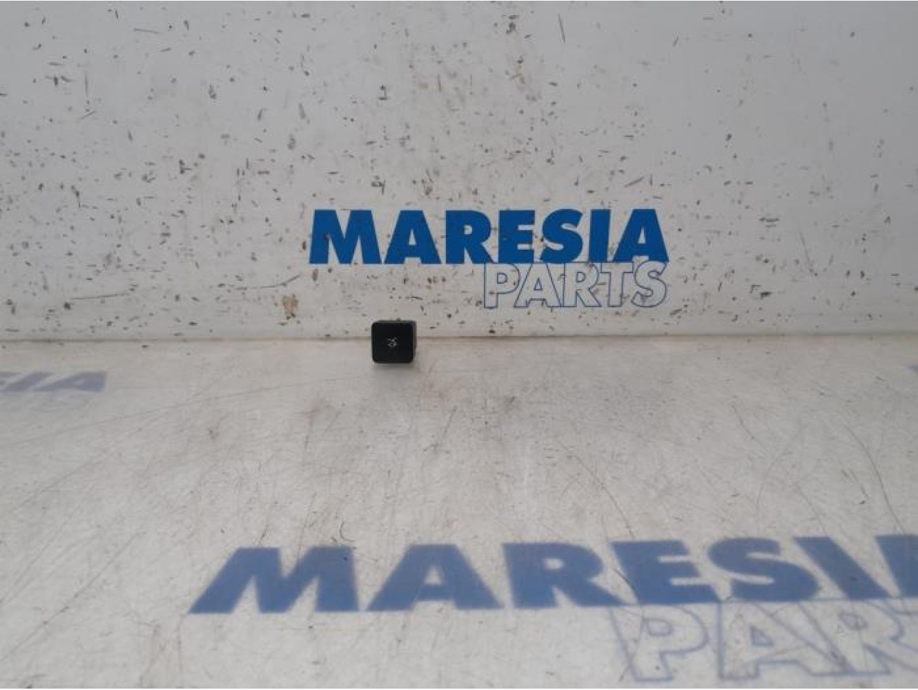 Citroen - C4 Picasso - Tailgate switch