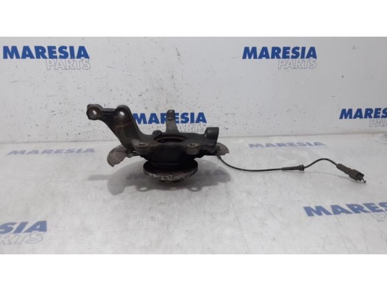 Renault - Clio - Knuckle, front right