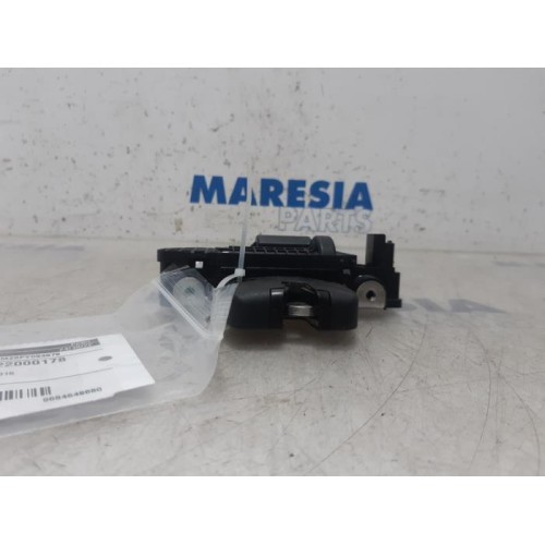 Peugeot - 2008 - Tailgate lock mechanism