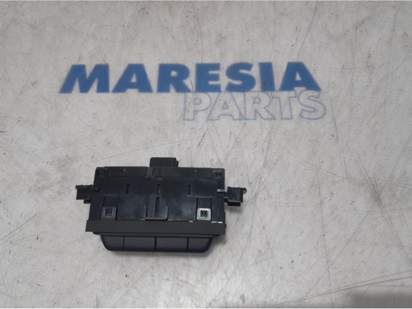 Renault - Clio - AIH headlight switch