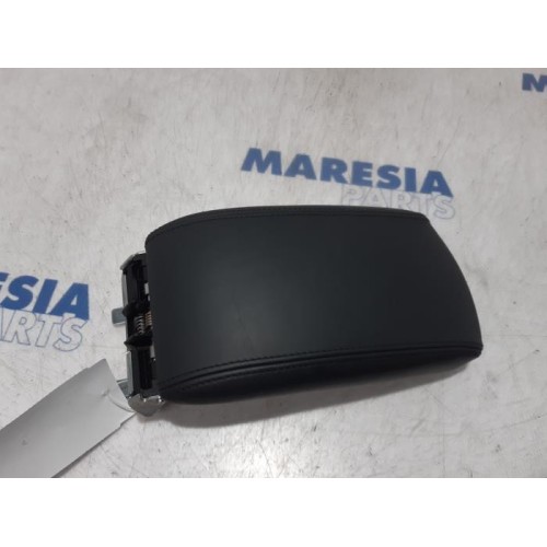 Peugeot - RCZ - Armrest