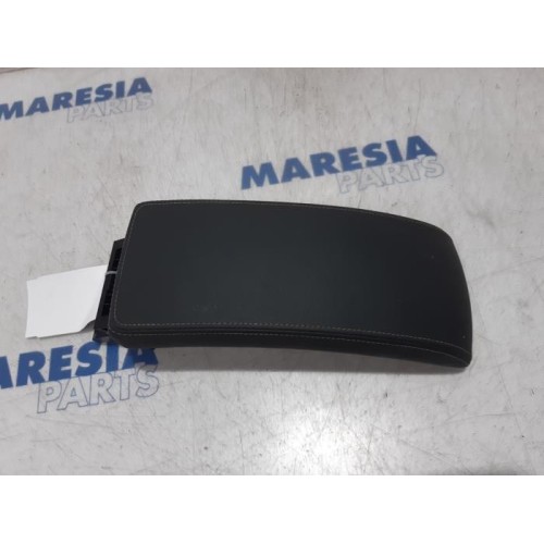 Renault - Megane - Armrest