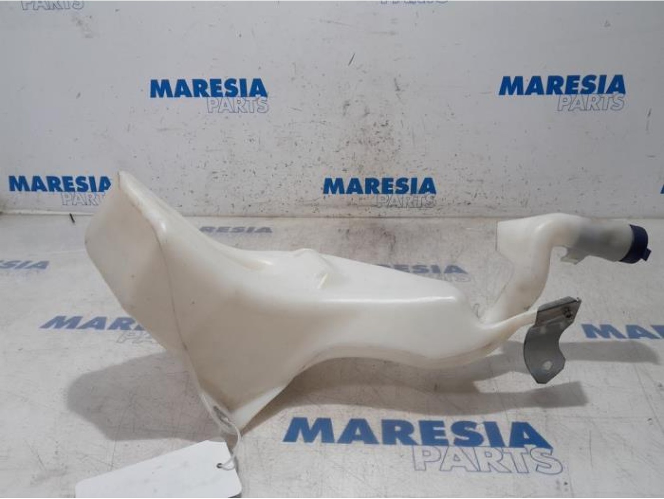 Lancia - Delta - Front windscreen washer reservoir