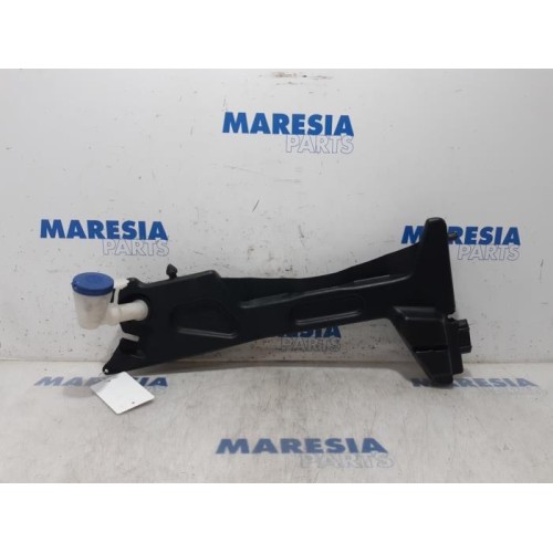 Citroen - C4 Grand Picasso - Front windscreen washer reservoir