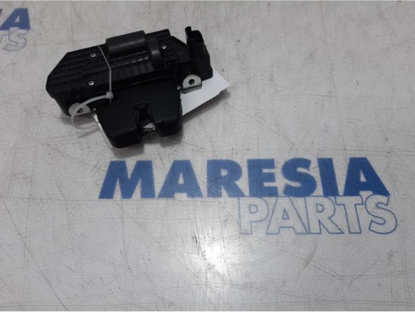 Peugeot - 5008 - Tailgate lock mechanism