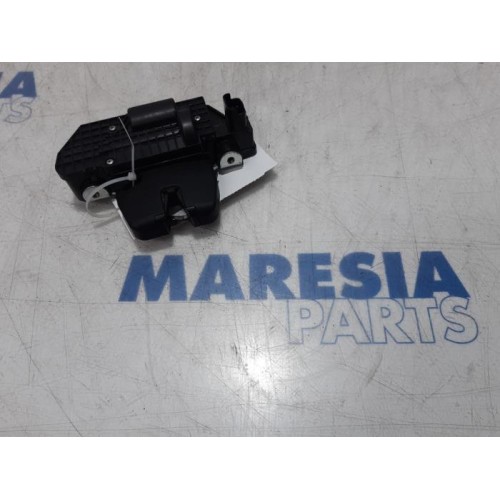 Peugeot - 5008 - Tailgate lock mechanism