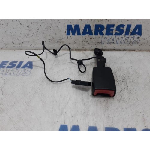 Alfa Romeo - Mito - Insertion ceinture de sécurité avant droite