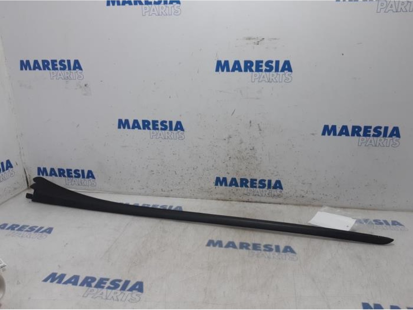 Peugeot - 5008 - Frontscreen frame