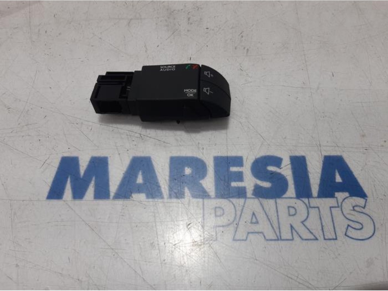 Renault - Clio - Steering wheel mounted radio control
