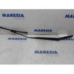 Renault - Clio - Front wiper arm
