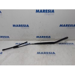 Renault - Clio - Front wiper arm
