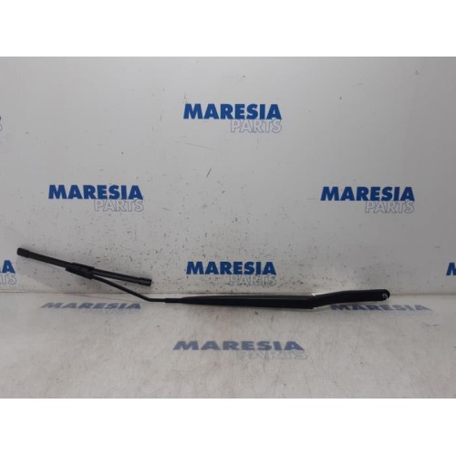 Renault - Clio - Front wiper arm