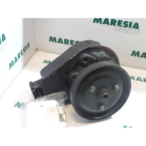 Renault - Megane Scenic - Power steering pump