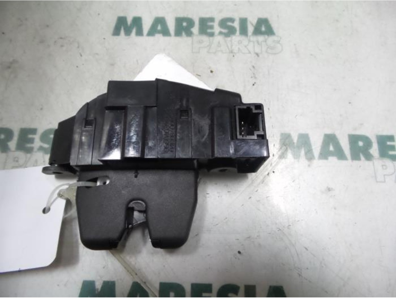 Peugeot - 207 - Tailgate lock mechanism
