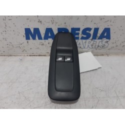 Peugeot - 208 - Multi-functional window switch