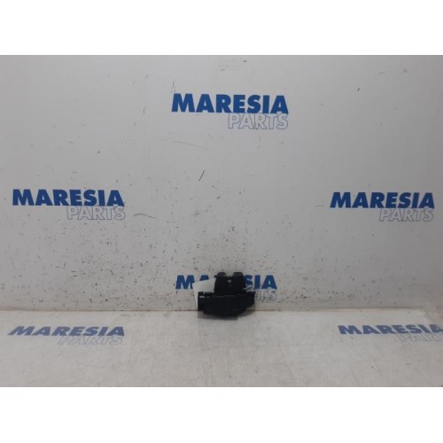 Peugeot - 207 - Tailgate lock mechanism