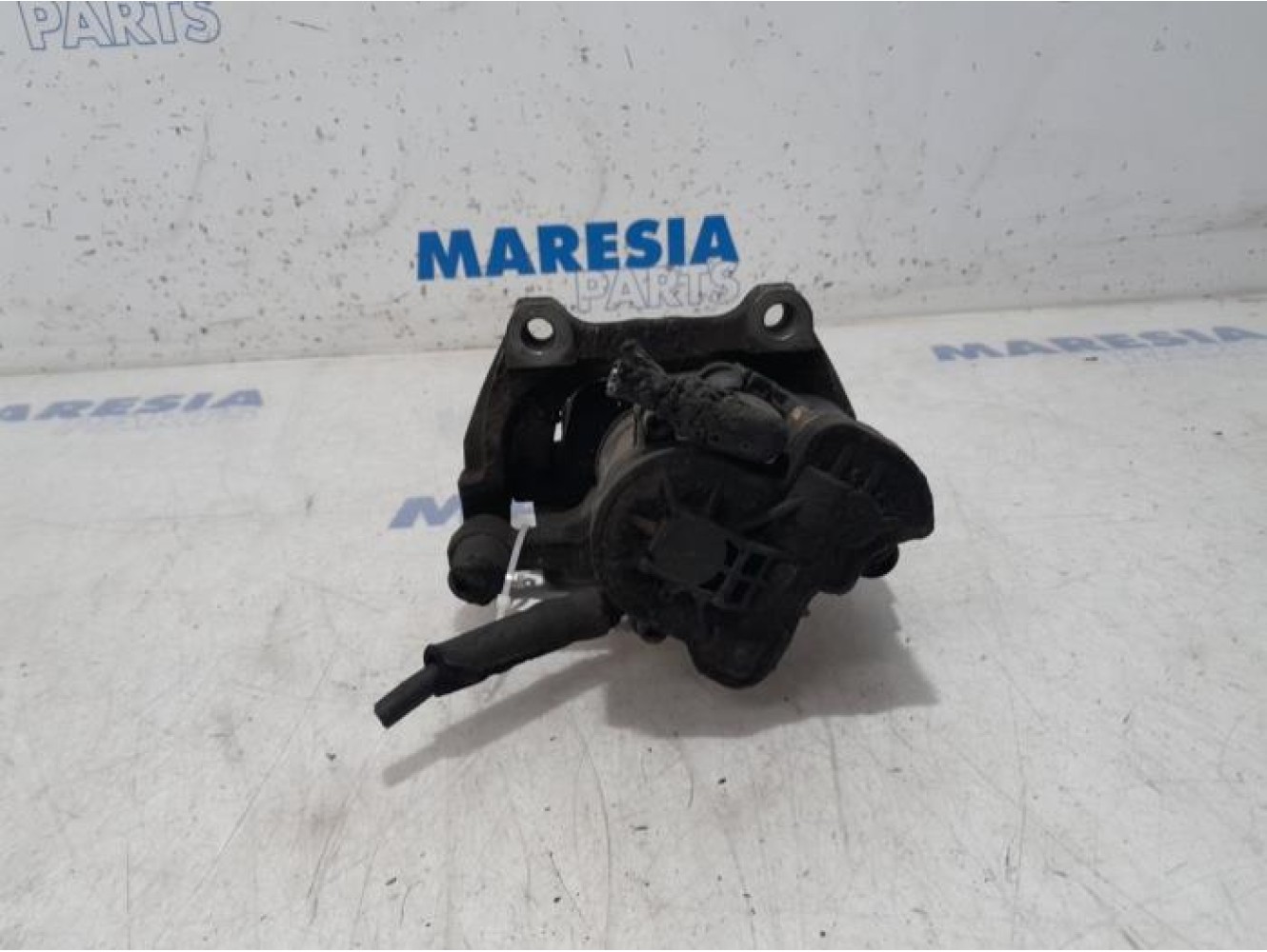 Volkswagen - Golf Sportsvan - Rear brake calliper, left