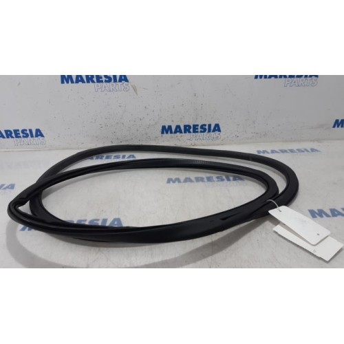 Alfa Romeo - Stelvio - Front door seal 4-door, right