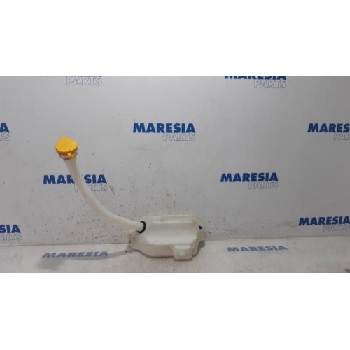 Renault - Kangoo - Front windscreen washer reservoir