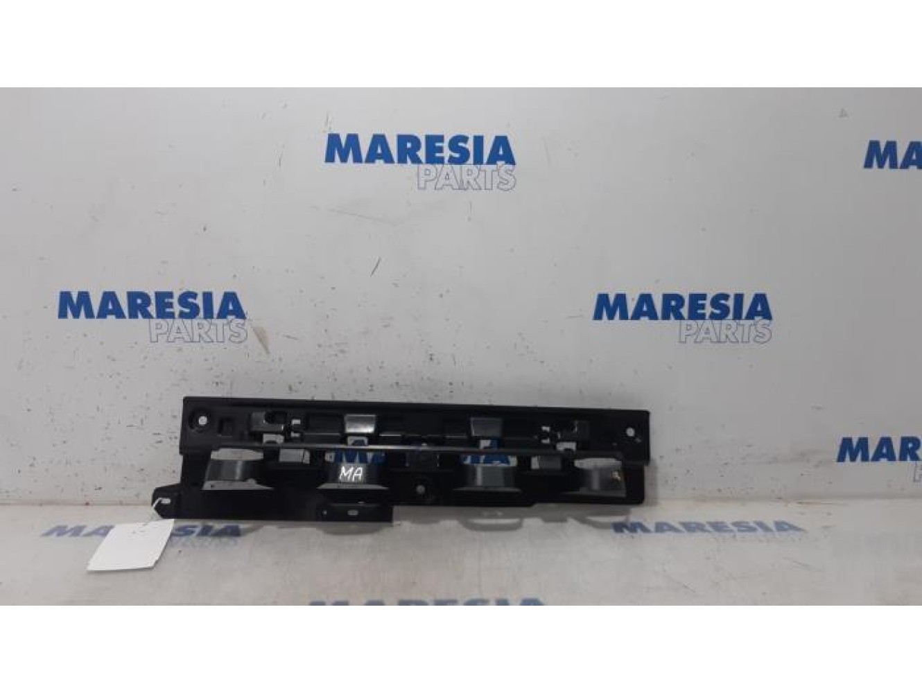 Citroen - C4 Cactus - Rear bumper bracket central