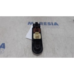 Renault - Clio - Multi-functional window switch