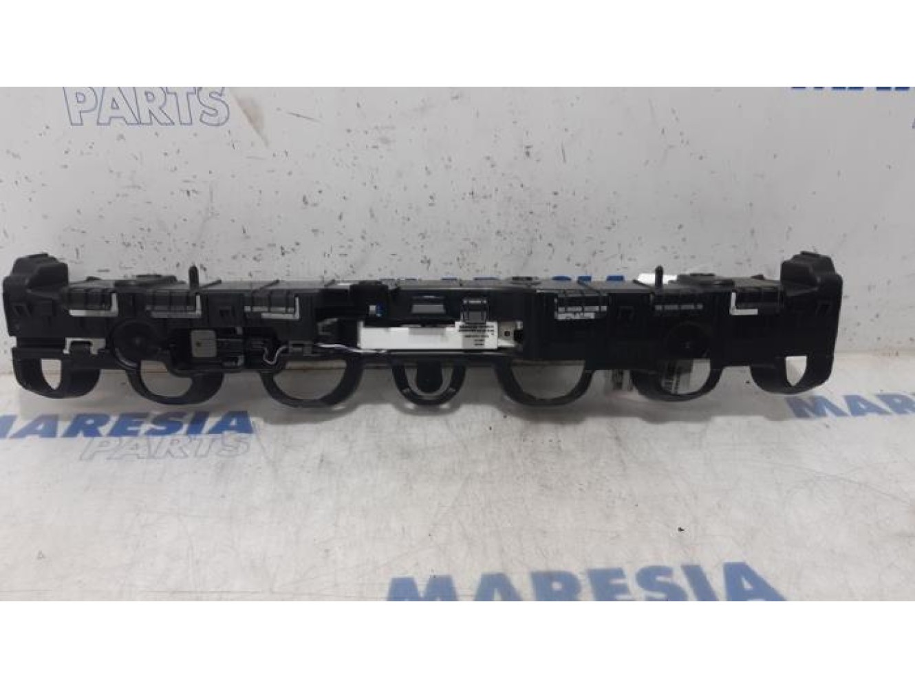 Renault - Clio - Rear bumper bracket central