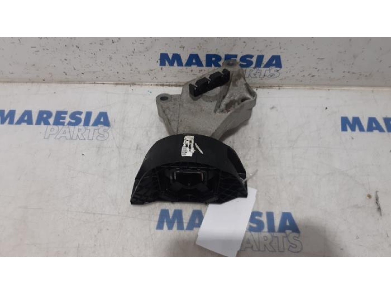 Renault - Clio - Engine mount