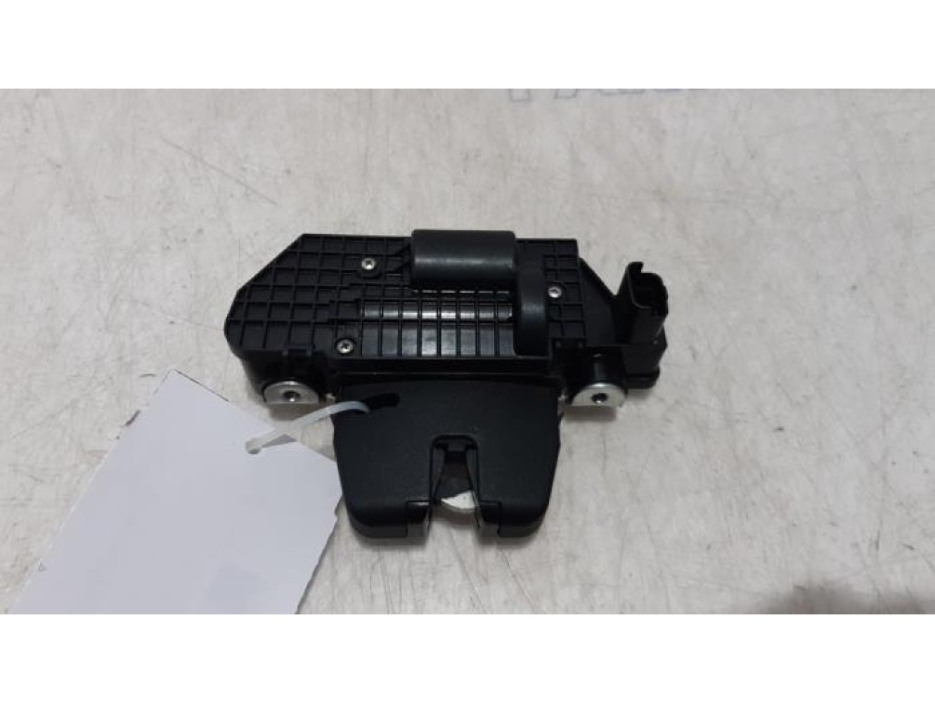 Citroen - DS3 - Tailgate lock mechanism