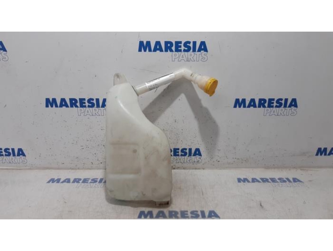 Renault - Megane - Front windscreen washer reservoir