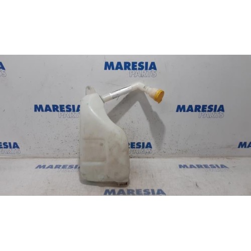 Renault - Megane - Front windscreen washer reservoir