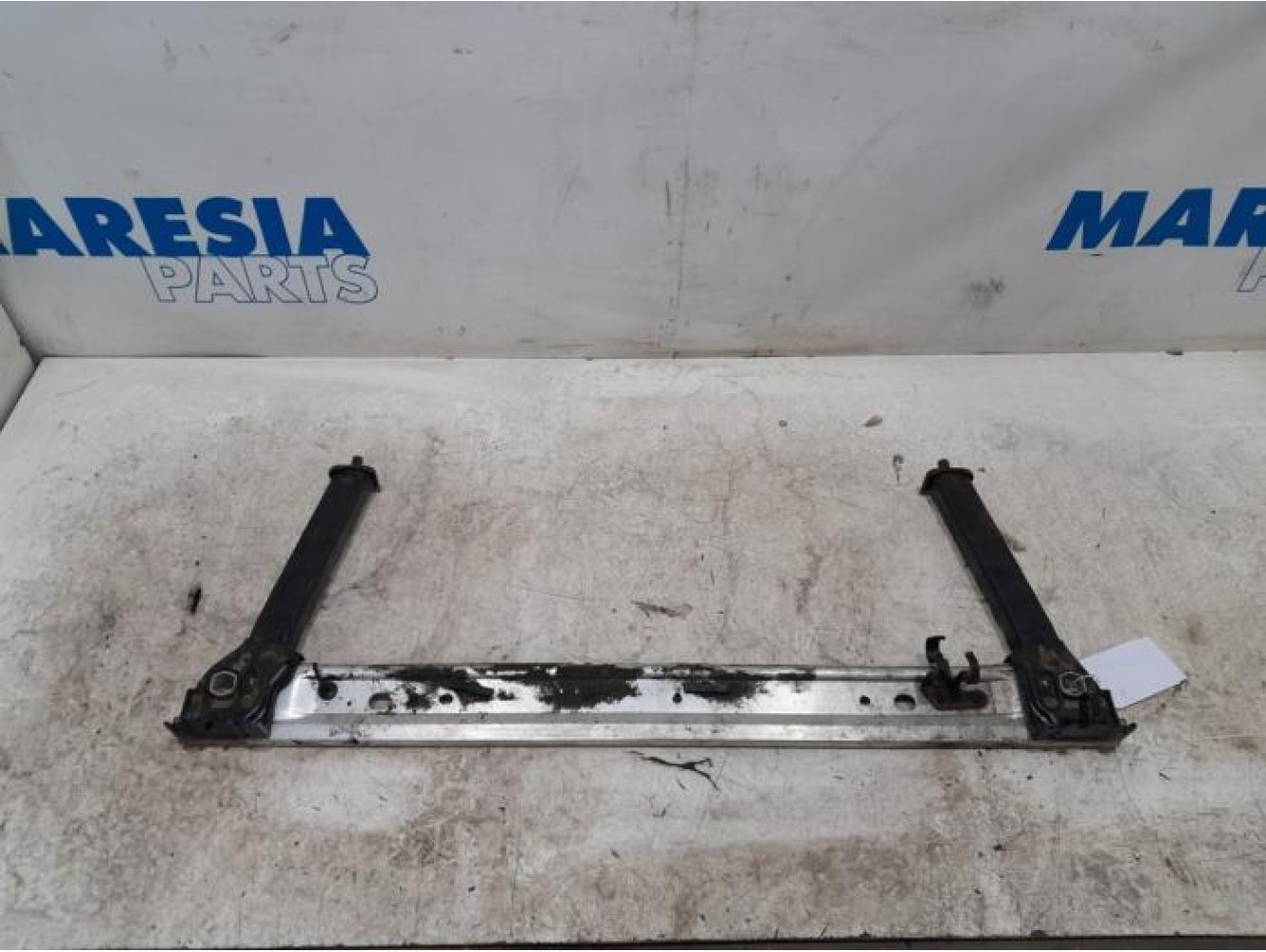 Renault - Megane - Radiator bar