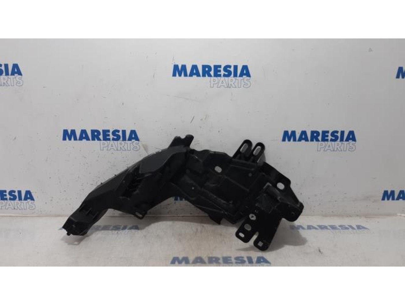 Renault - Megane - Front bumper bracket, left