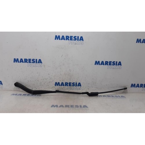Renault - Trafic - Front wiper arm