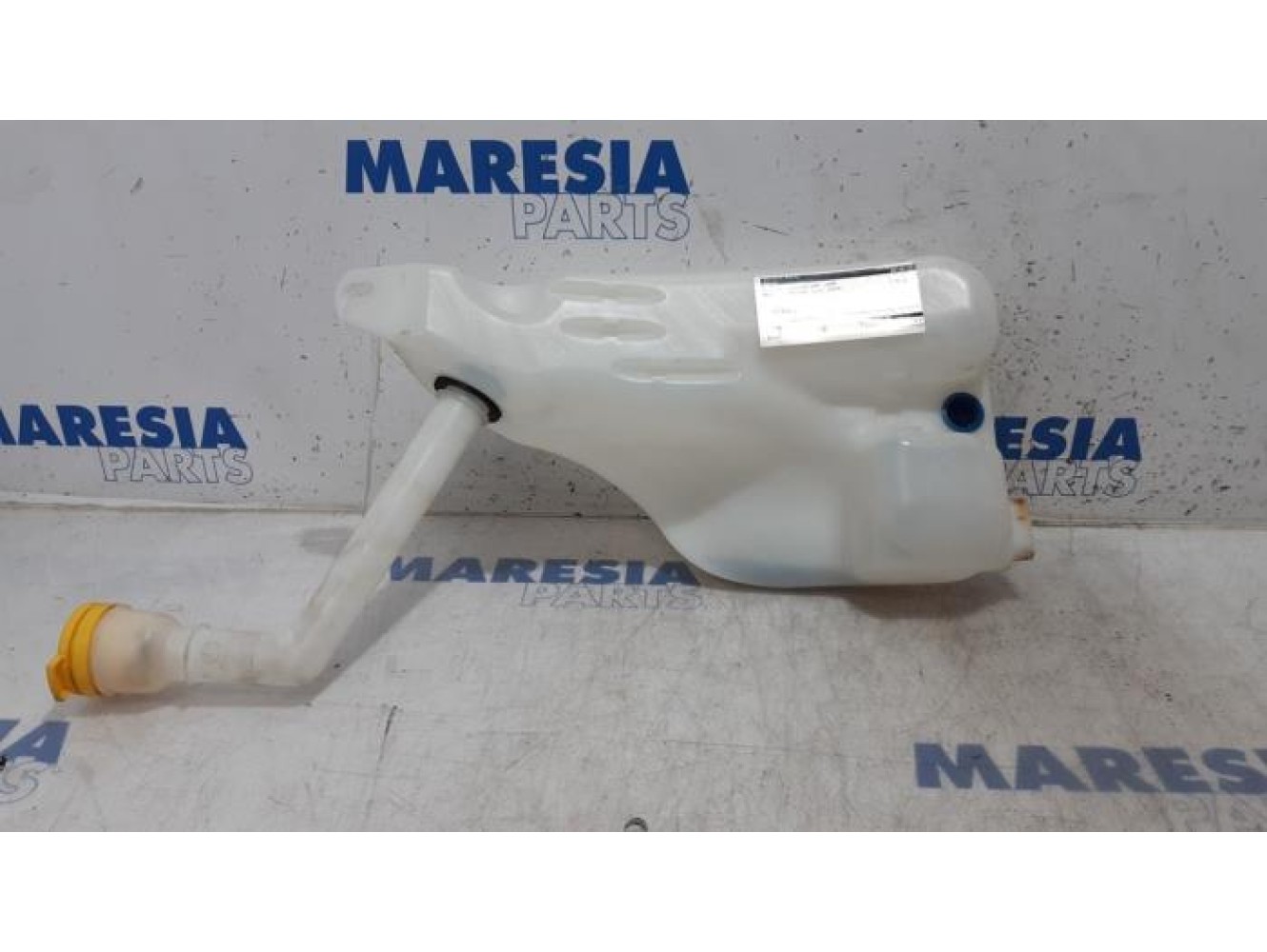 Renault - Megane - Front windscreen washer reservoir