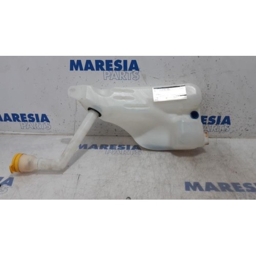 Renault - Megane - Front windscreen washer reservoir