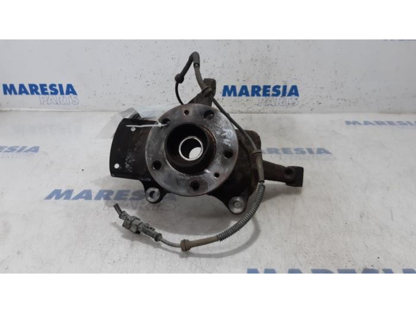 Renault - Trafic - Knuckle, front right