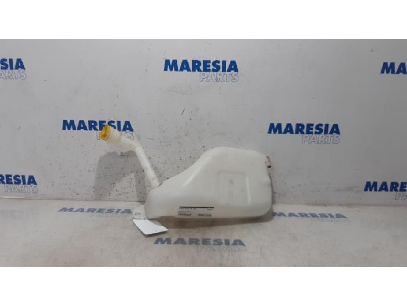 Renault - Megane - Front windscreen washer reservoir