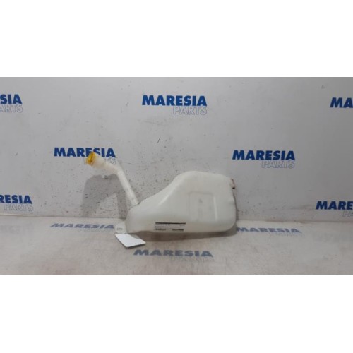 Renault - Megane - Front windscreen washer reservoir