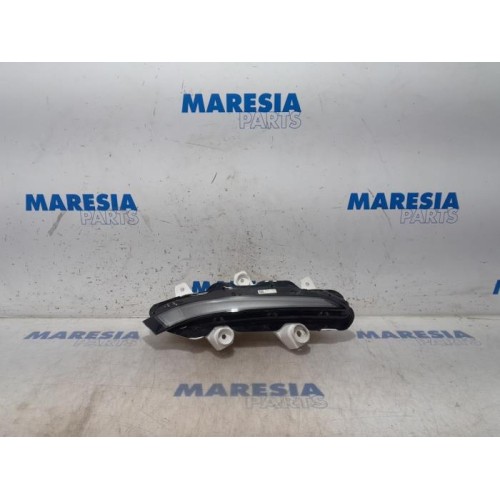 Peugeot - 208 - Tageslicht links