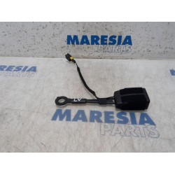 Peugeot - 208 - Insertion ceinture de sécurité avant gauche