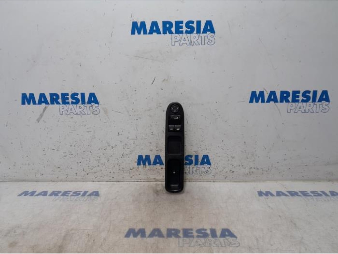 Peugeot - 207 - Multi-functional window switch