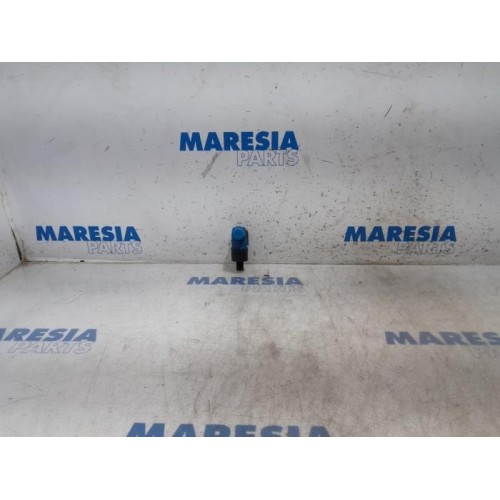 Renault - Clio - Windscreen washer pump