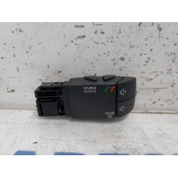 Renault - Clio - Steering wheel mounted radio control