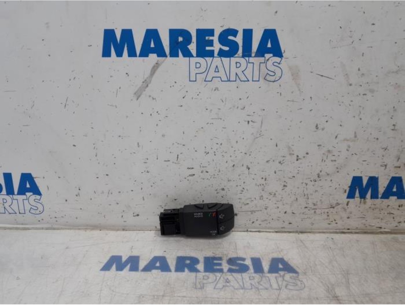 Renault - Clio - Steering wheel mounted radio control