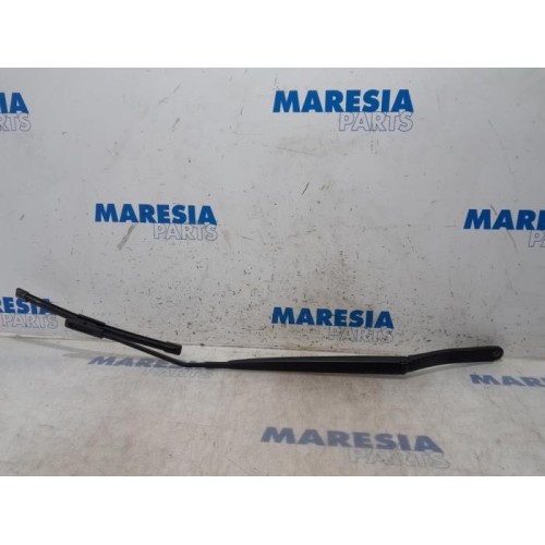 Renault - Clio - Front wiper arm